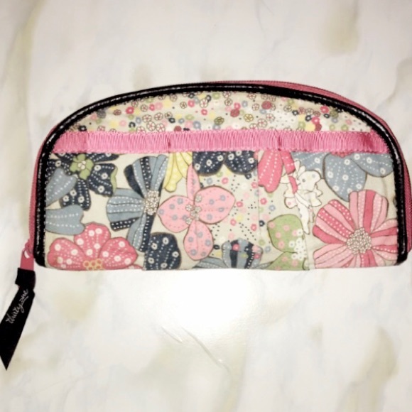 GENTLY USED THIRTY ONE FLORAL DITZY QUILTED HALF MOON CLUTCH - Picture 6 of 15